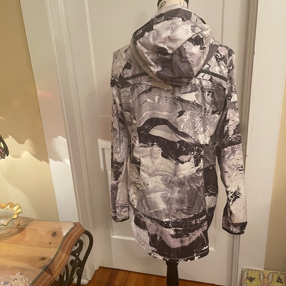 Lululemon jacket - Picture 5 of 10